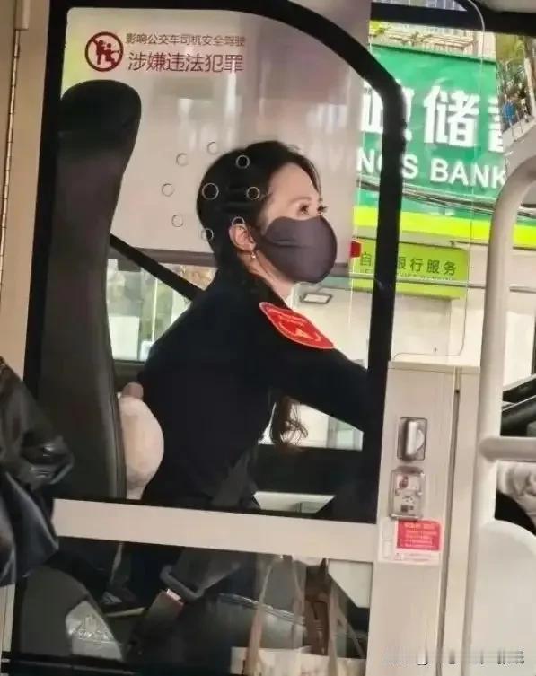 爱护环境从我做起。我很喜欢这趟公交车……