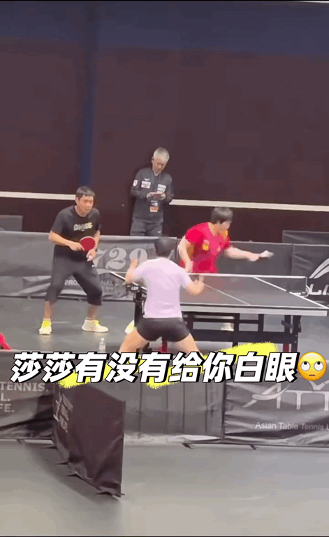 怀疑coco真的会打球吗
给莎莎当陪练也太好笑了吧
打着打着coco还能蹦起来