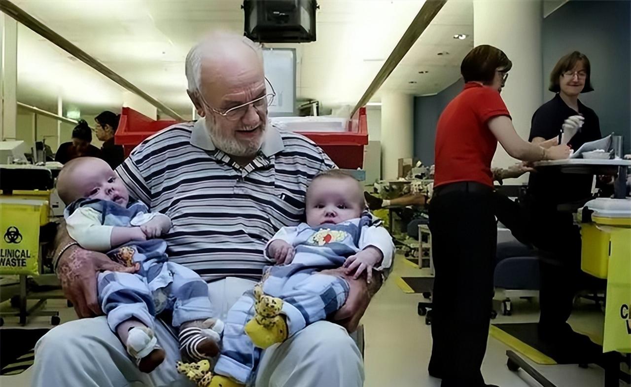 1951年，澳洲一名14岁少年在手术过程中，因大出血足足换了13公斤的血，不承想