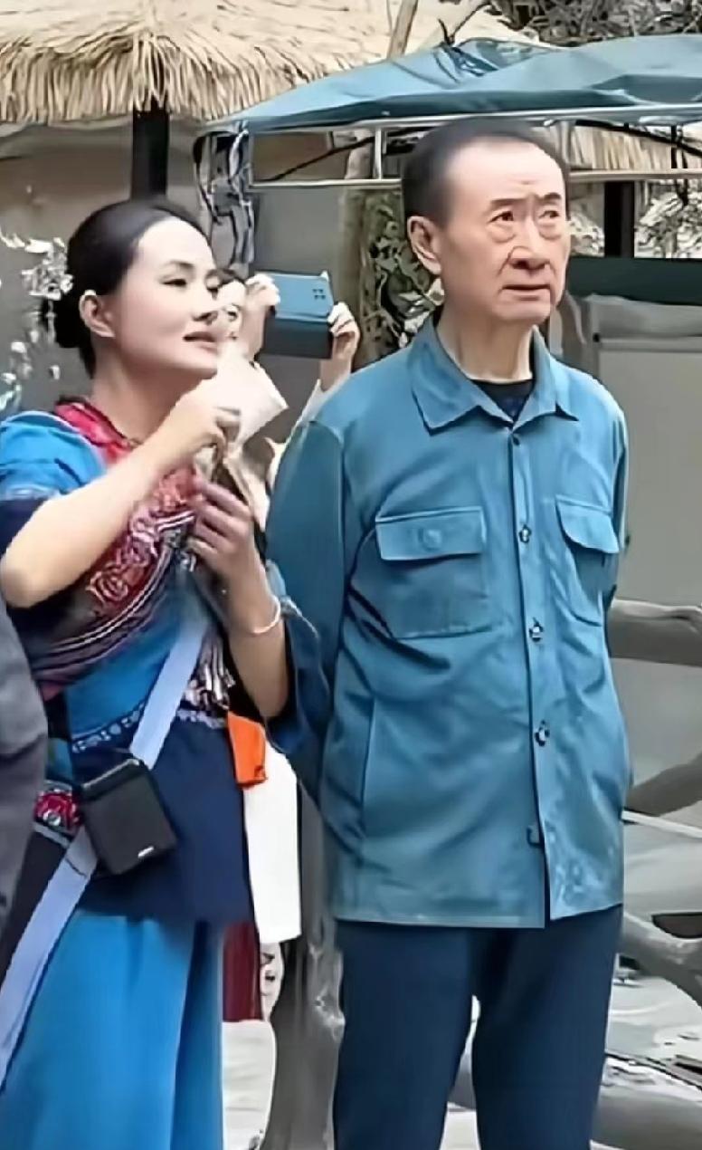 71岁王健林还在熬债，外套顶我一年工资？他真有这闲钱？

最近老刷到有人说王健林