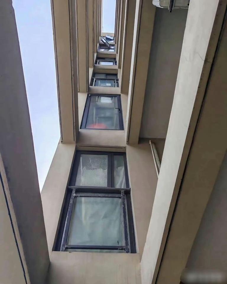网友：这样封上安全吗？算不算违建呢？