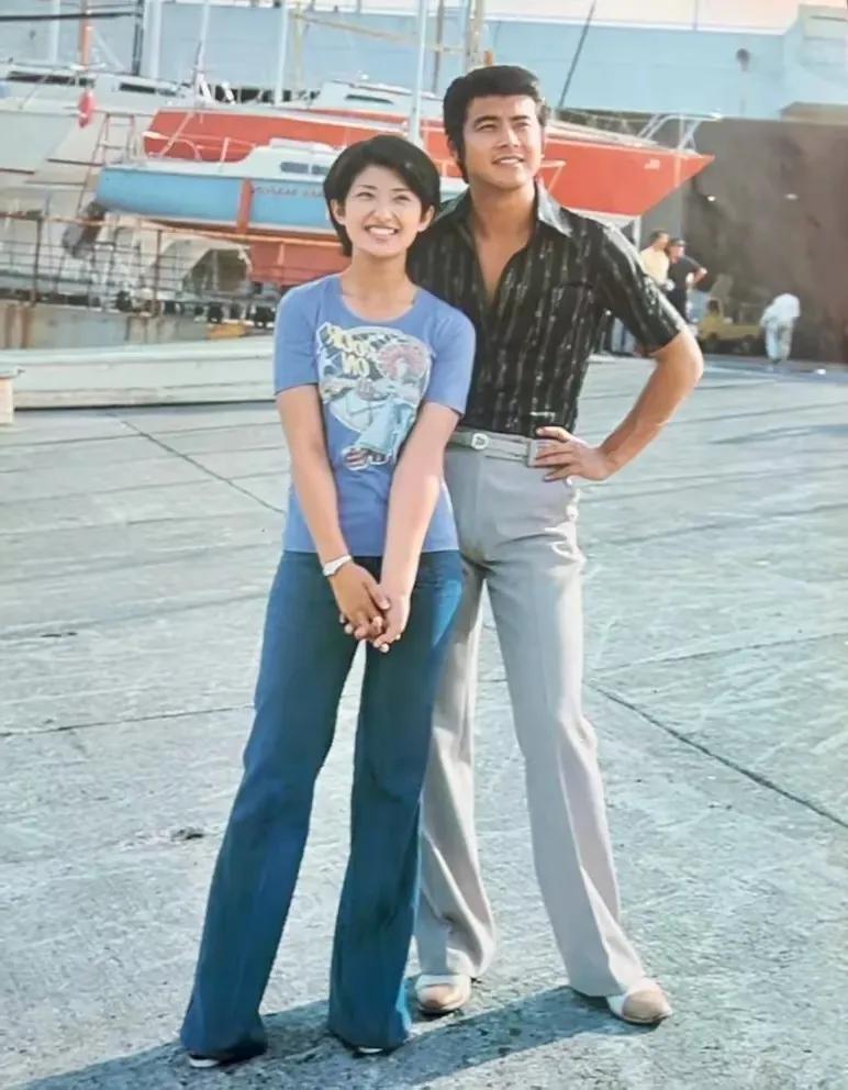 这夫妻俩的身材和颜值看了都让人赞不绝口！他俩因1974年出演《伊豆的舞女》而结缘