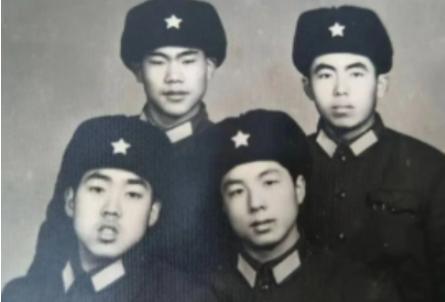 1978年的这天，张德厚家的大门关得死死的，任凭外面那个抱着孩子的男人怎么哀求也