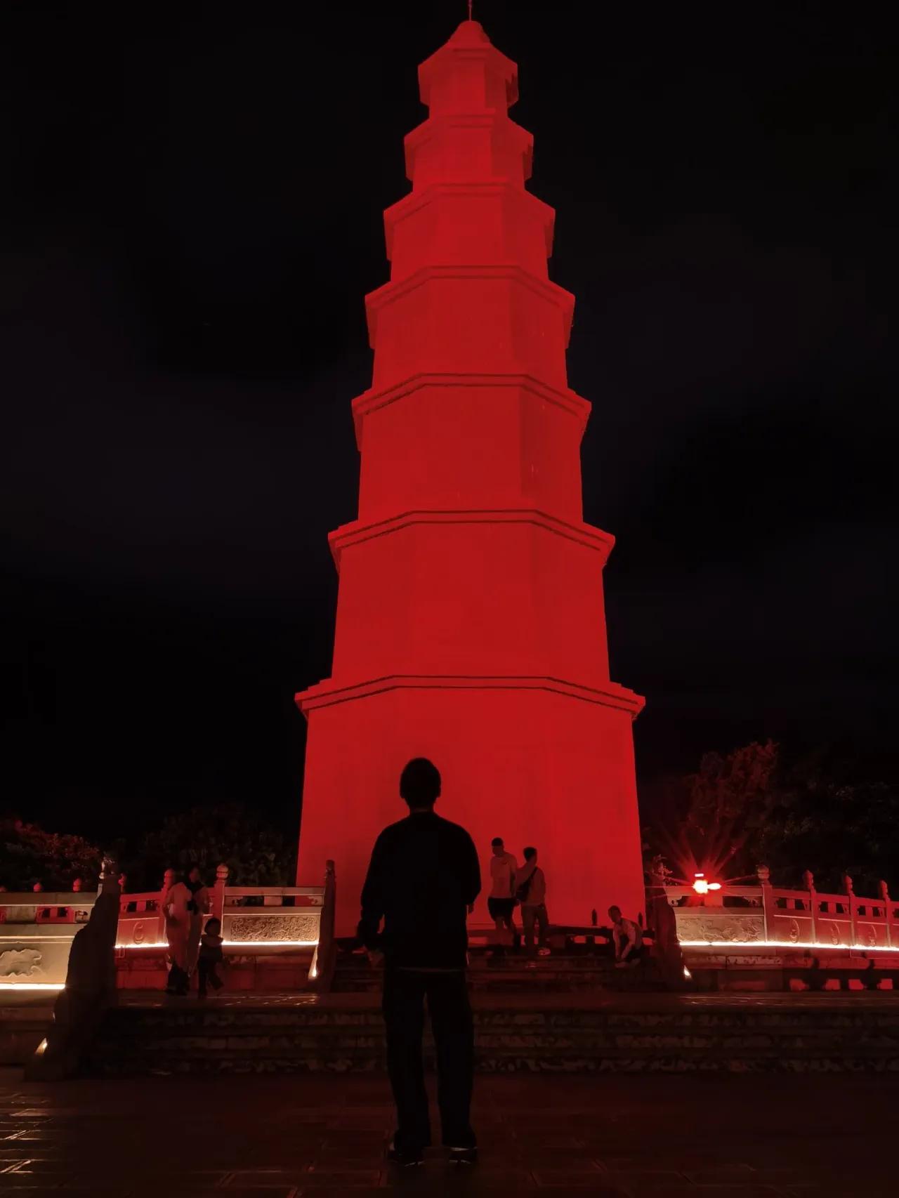 傍晚，我们来到城东红塔山景区。逐渐地，天色晚，夜已至……红塔山风光旖旎，夜景迷人