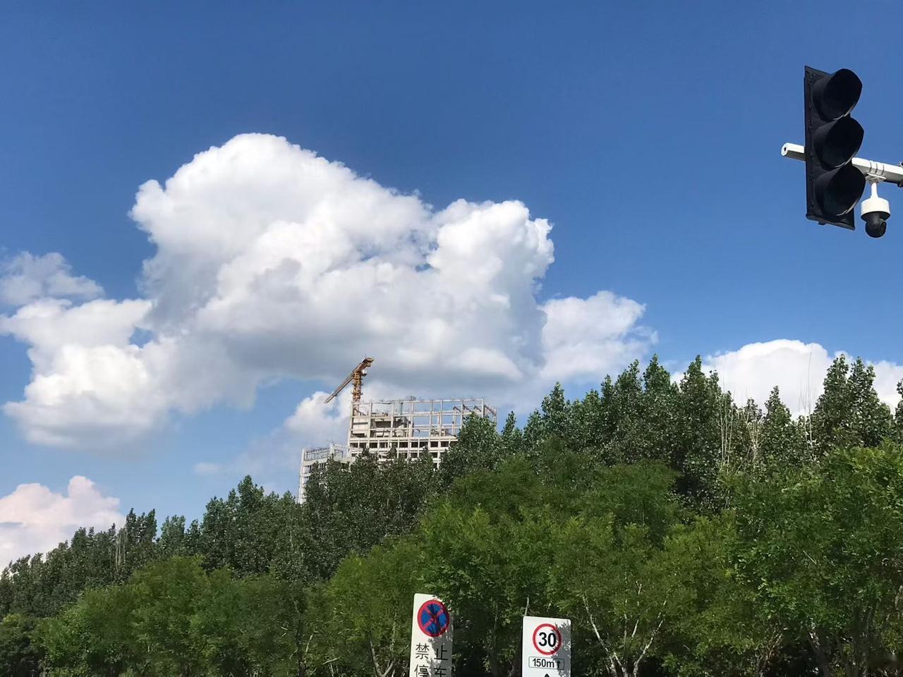 天津高空打卡天津滨海新区雨后天空美轮美奂。