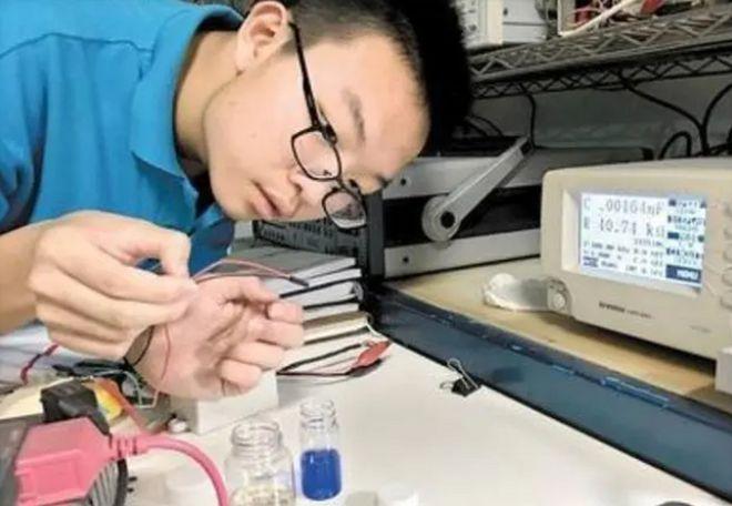 2003年，刚满18岁的河南高中生在绘制了263中充电接触点后，发明出了万能充。