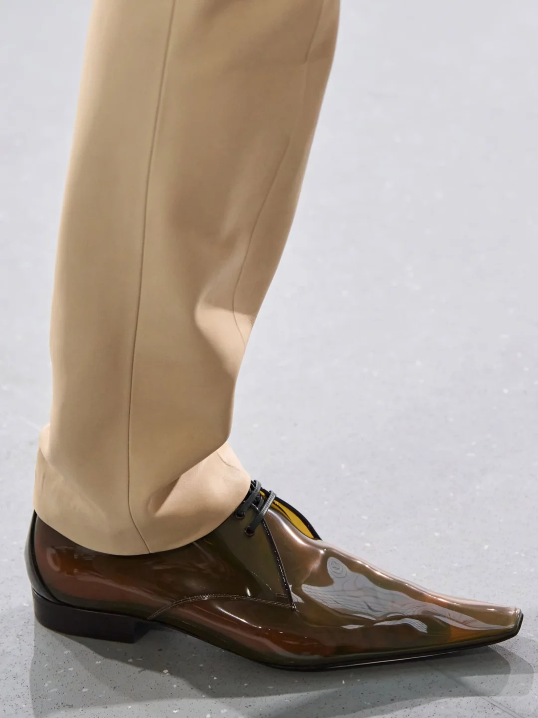 YSL男士水晶鞋被吐槽脚臭可视化Saint Laurent 2027春夏系列男装