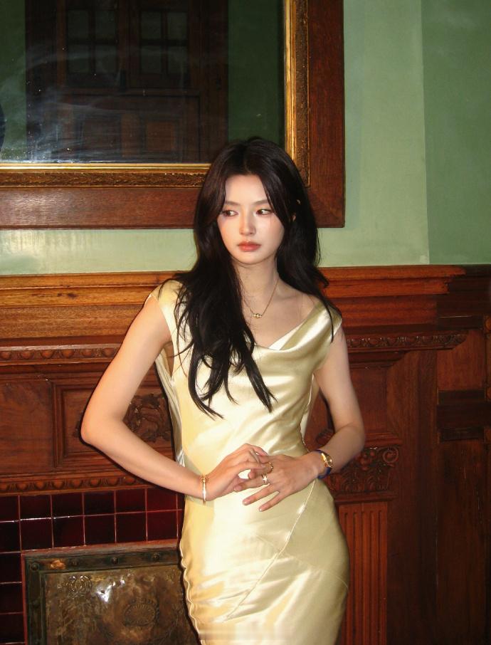 徐若晗今日份的上海限定 徐若晗今日份的上海限定真的是好美好美啊，上演了珠宝消失术