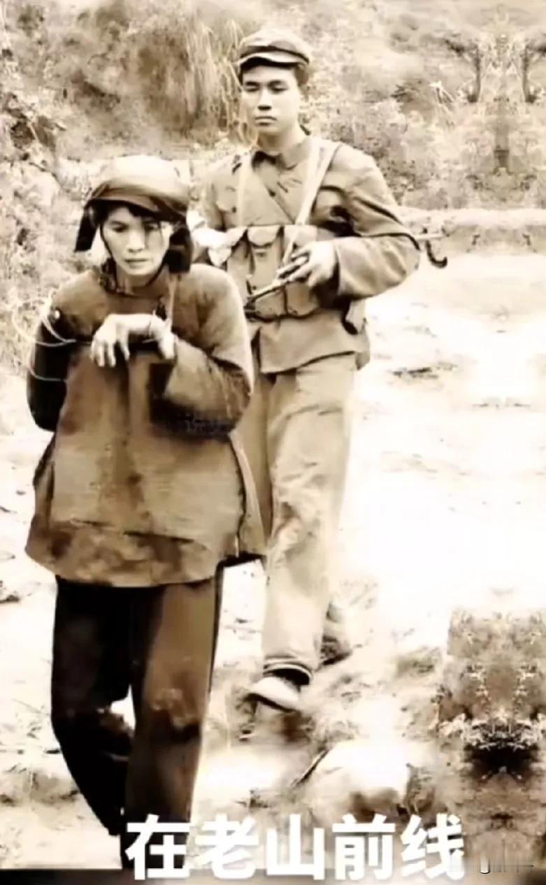 80年代，我军战士在老山前线捕获一名越军女俘虏，并留下了一张罕见的合影！
#向英
