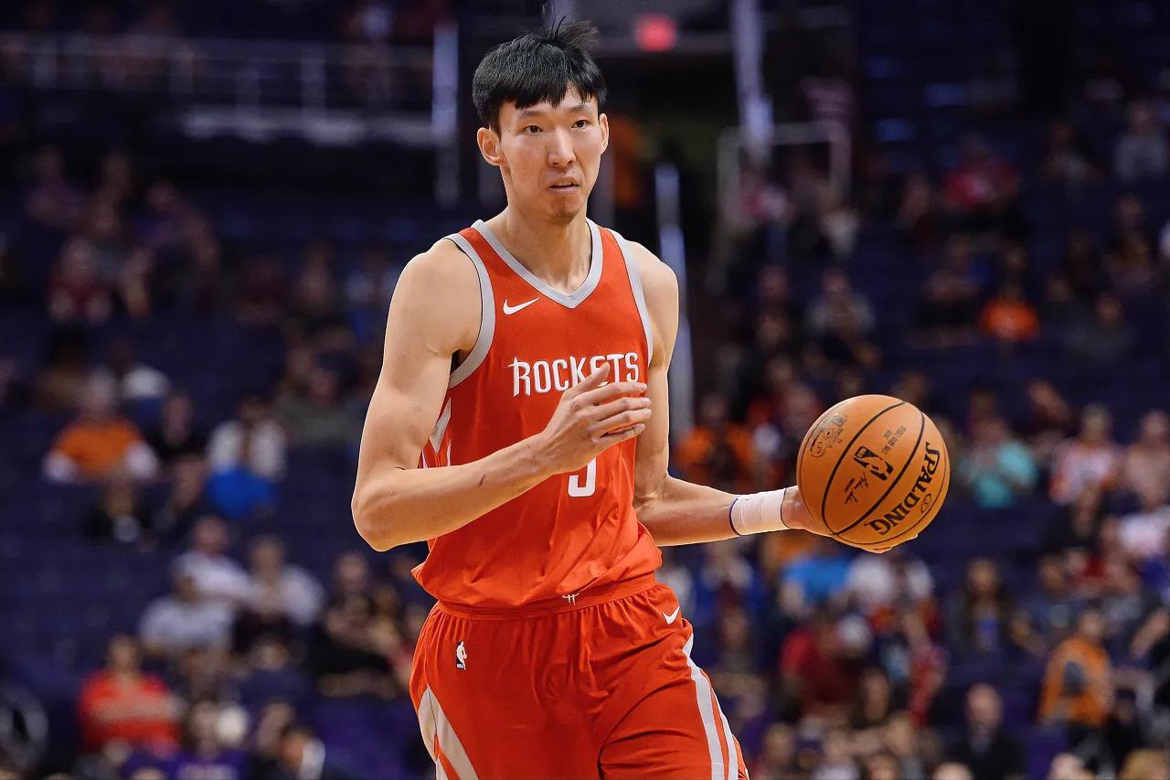 哈腾：曾经跟你争轮换，我还处于下风，你现在都不在NBA打球了。
周琦：是啊，这几