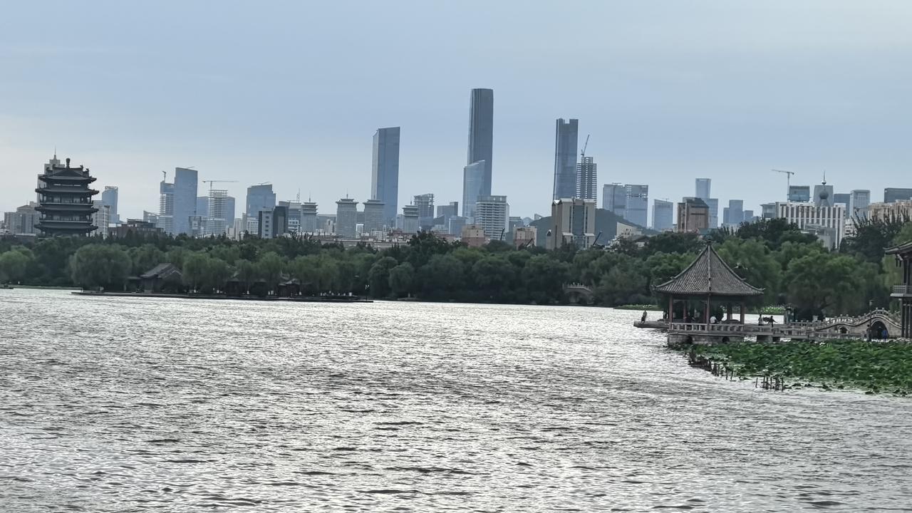 大明湖的早晨
CBD与超然楼同框