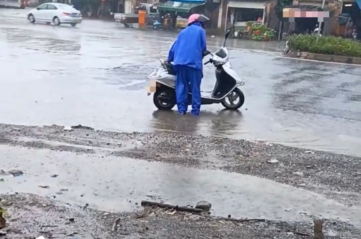 【玉林一环北玉博大道路口多人骑车摔倒】6月17日，网友爆料称：玉林市一环北路玉博