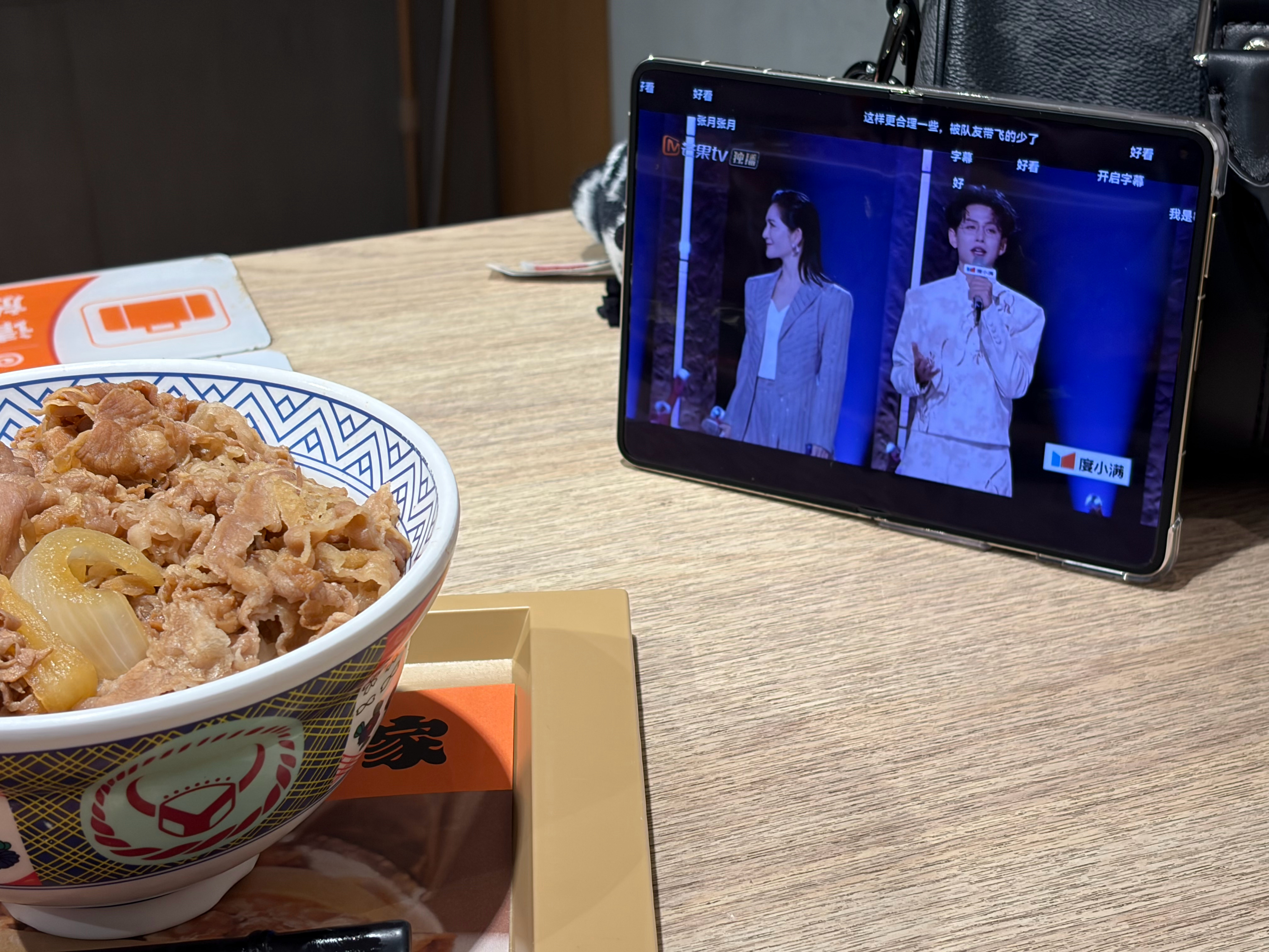 这展开的比例太好了！高铁站看综艺爽死~华为大阔折再现抢购热潮华为PuraXMax