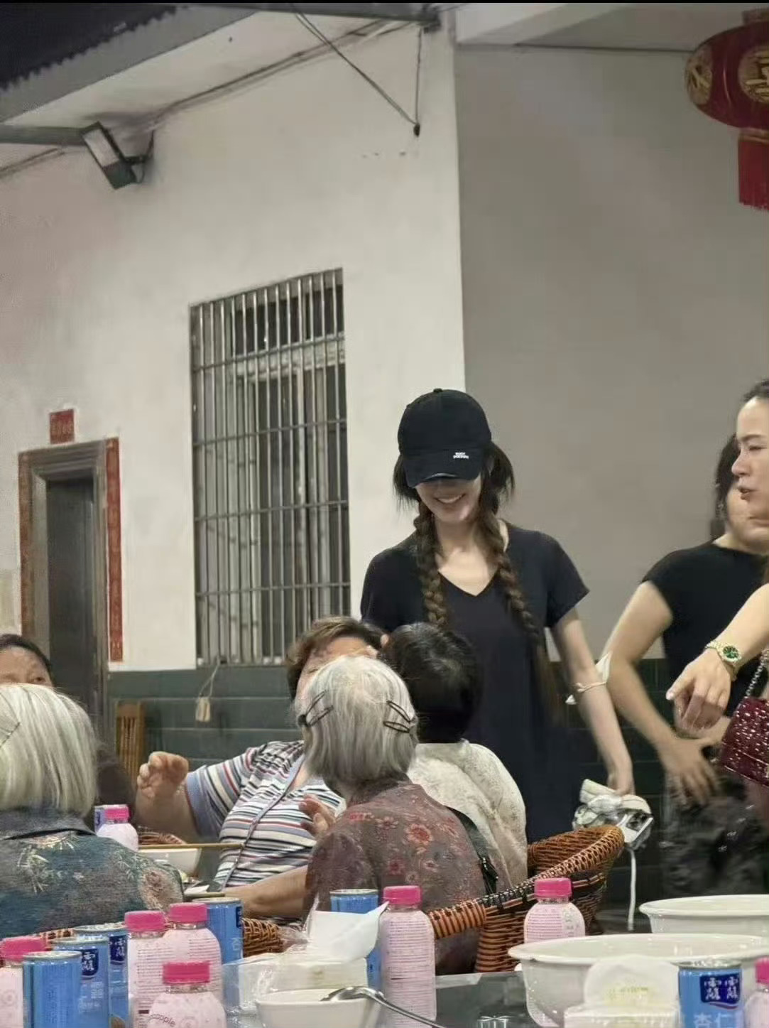 哎呀双麻花辫宝宝赶上奶奶的八十大寿了好萌啊宝宝 
