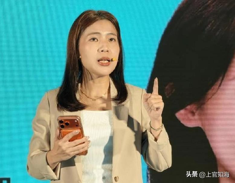 被郑丽文点名断章取义后，徐巧芯现身竹东为徐欣莹站台，释放出来的讯息不简单。就在1