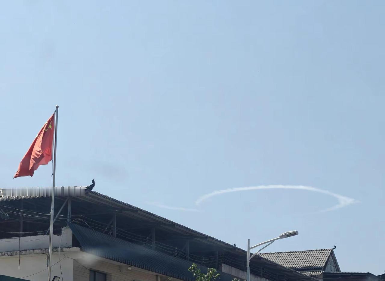 5月8日17时鲁山上空惊现凤凰型云 随即消散成七彩祥云