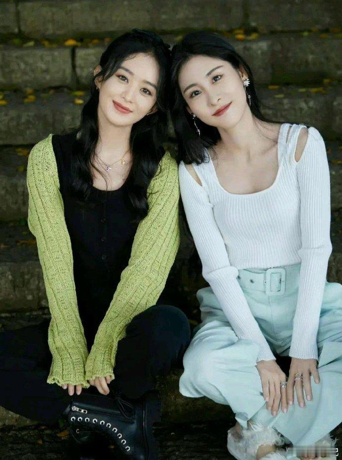 赵丽颖和张碧晨亲密依偎，展现出如同姐妹般的深厚情谊。同为年轻的单亲妈妈，她们都经