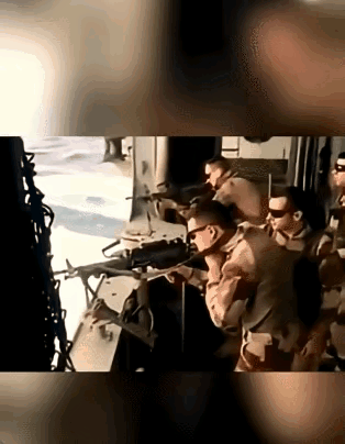 士兵:报告，枪掉海里了
长官:怎么掉的？
士兵:不知道，打着打着就掉了