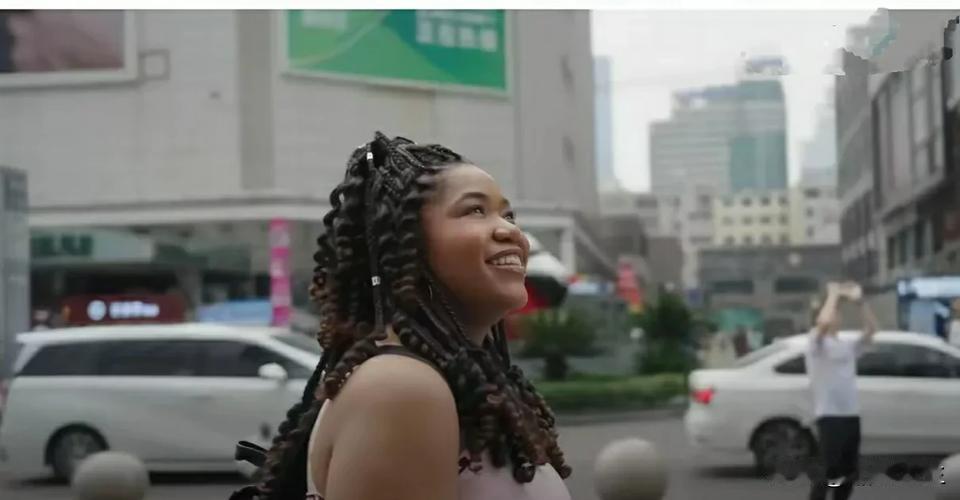 一名35岁的美国黑人女子，她在社交媒体上分享了在中国的工作和生活，瞬间在网上引起