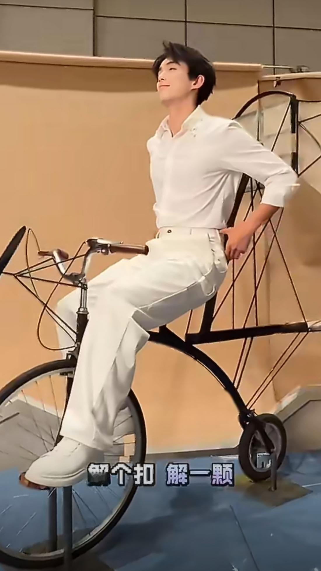 吴磊 扣子再解就油腻了 吴磊这守男德的样子也太可爱了最后自己都嫌弃的表情可太逗了