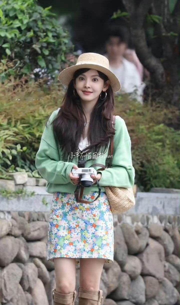 章若楠《想把你和时间藏起来》今日最新路透，手里拿着相机，草帽碎花裙搭配好文艺感
