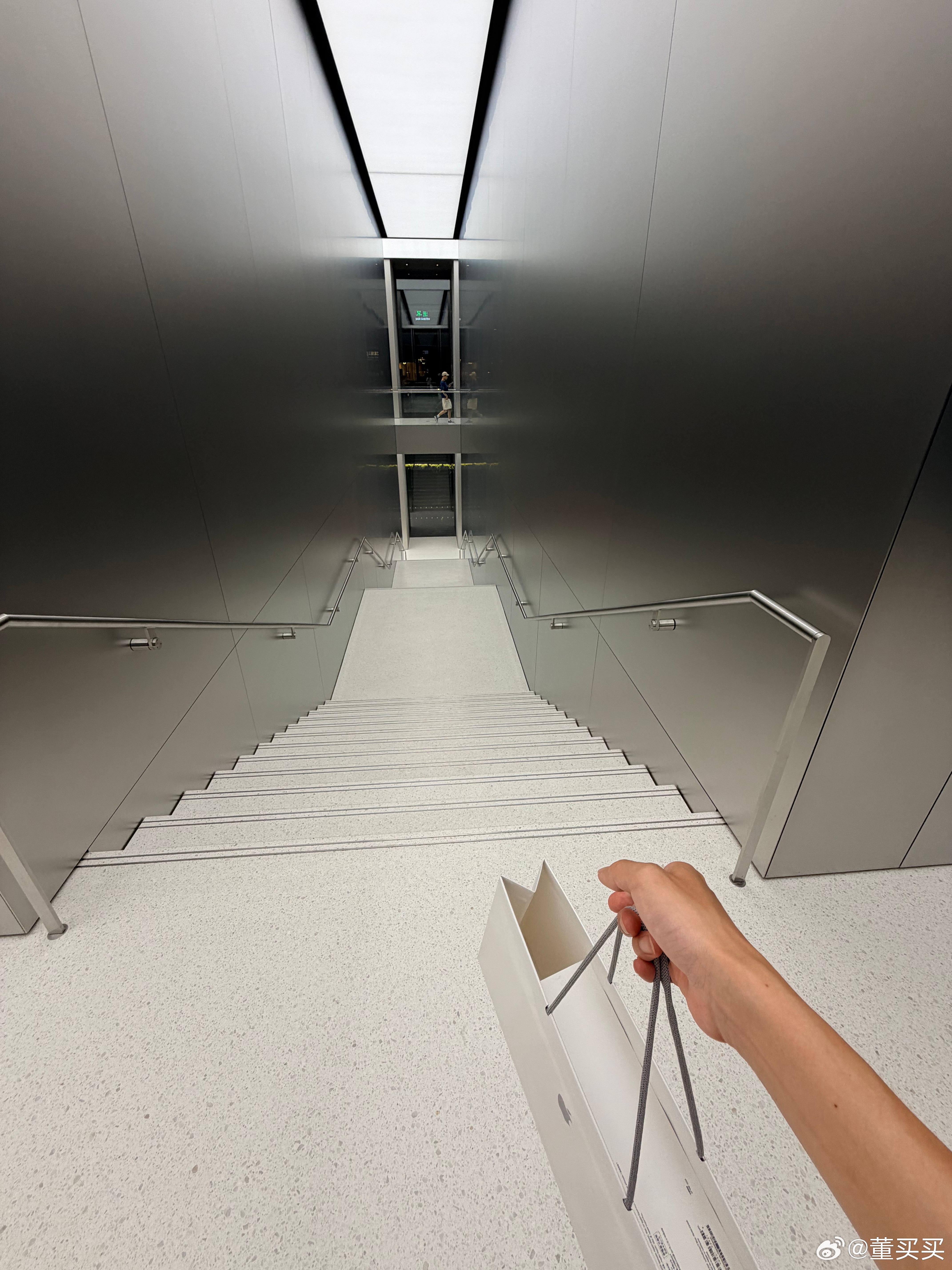 今天路过苏州的Apple Store，折叠屏还没有展出呢，店内照样很多人，大家照