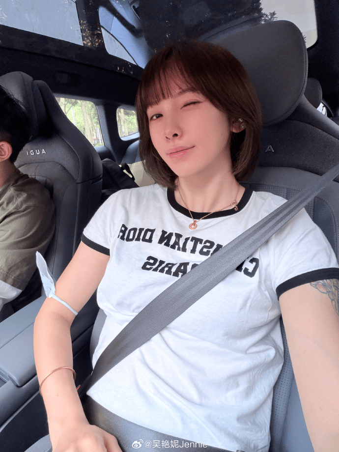 吴艳妮社媒晒照：素颜的刘海小妮，她好可爱呀