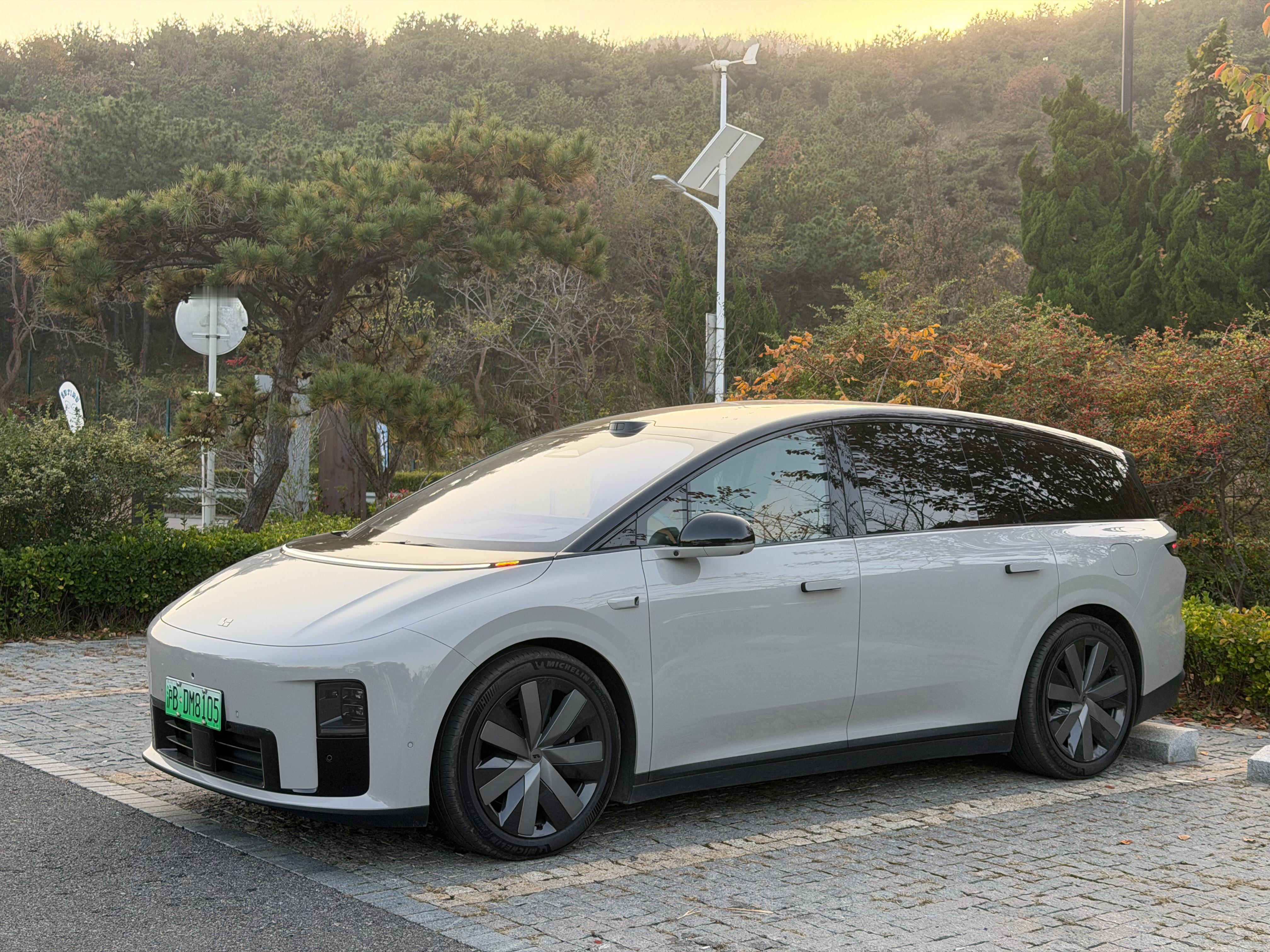 今天出来玩开的是理想I8，空间大很舒服。司机是 ，今天来了一个新同事。拉着新同事