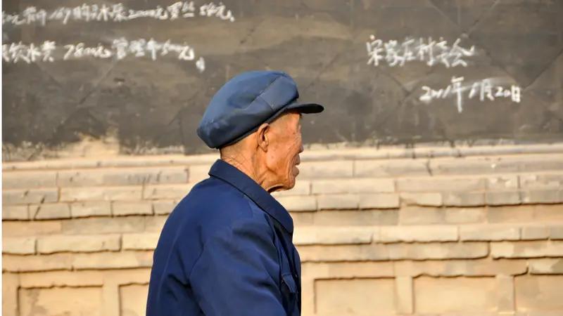 农民不仅交了粮食，还交出改变命运的机会。承认贡献，应落实到提高农村养老金等政策上