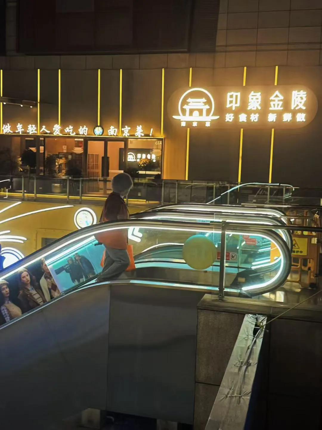 节日前夜的金鹰奥莱城——最可爱的是孩子们的笑脸！（顾焕章摄2026.2.14. 