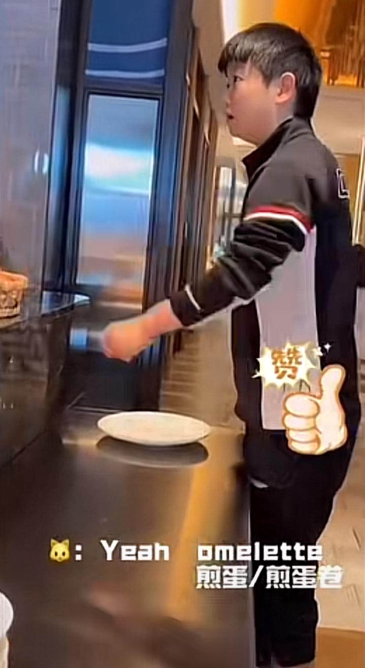 看莎莎吃饭都是一种享受。这宝贝吃饭太可爱了。太香了，看见她吃的都香，我都想吃了。