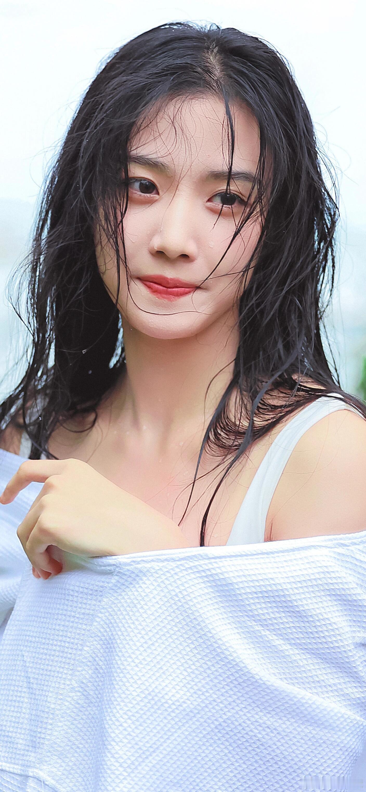 卢昱晓[超话]  卢昱晓 湿发氤氲 红妆楚楚 美卢昱晓｜ ​​​