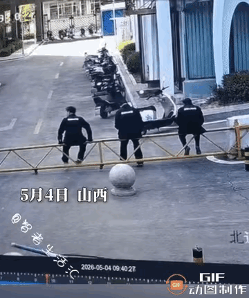 “笑喷了”！三名保安坐在栏杆上聊天，路过的三轮车不慎碰到栏杆，三名保安齐刷刷向后