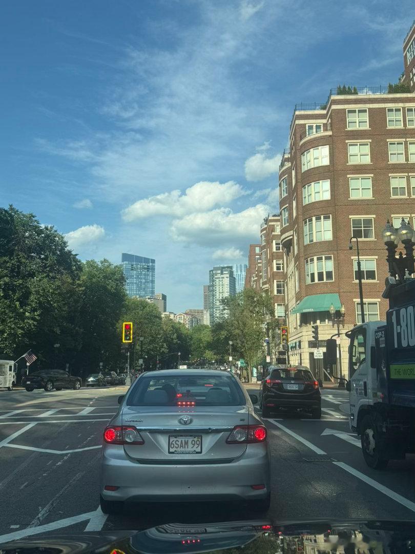 开车去North End 吃晚餐。在Downtown Boston马拉松终点站附