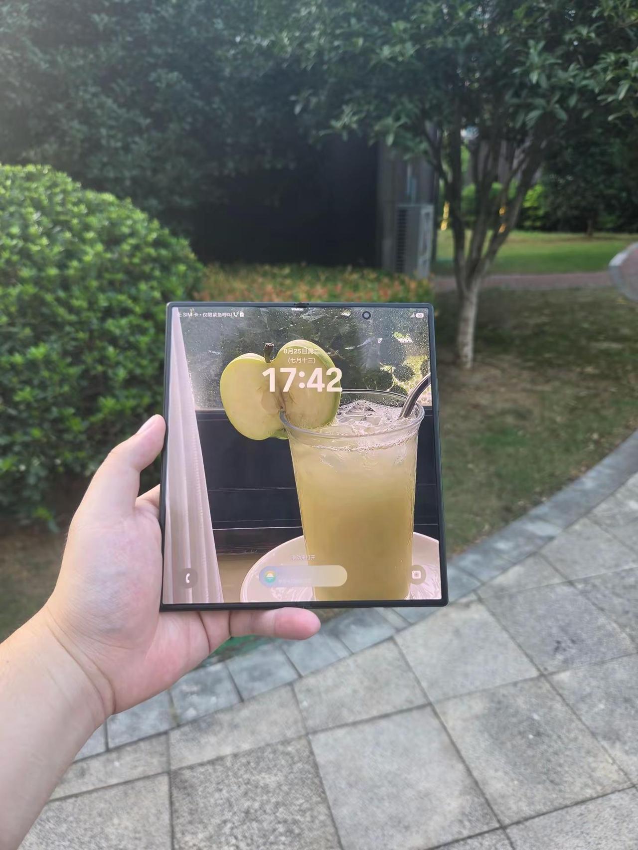 线下体验三星 Fold 8 Ultra，延续熟悉的大折叠轮廓，机身细节处理细腻，