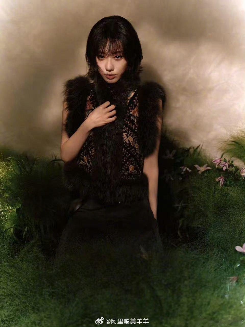 邹元清这套复古森系造型绝了！幽暗花草间光影交错，她把那种沉静又疏离的感觉演得特别