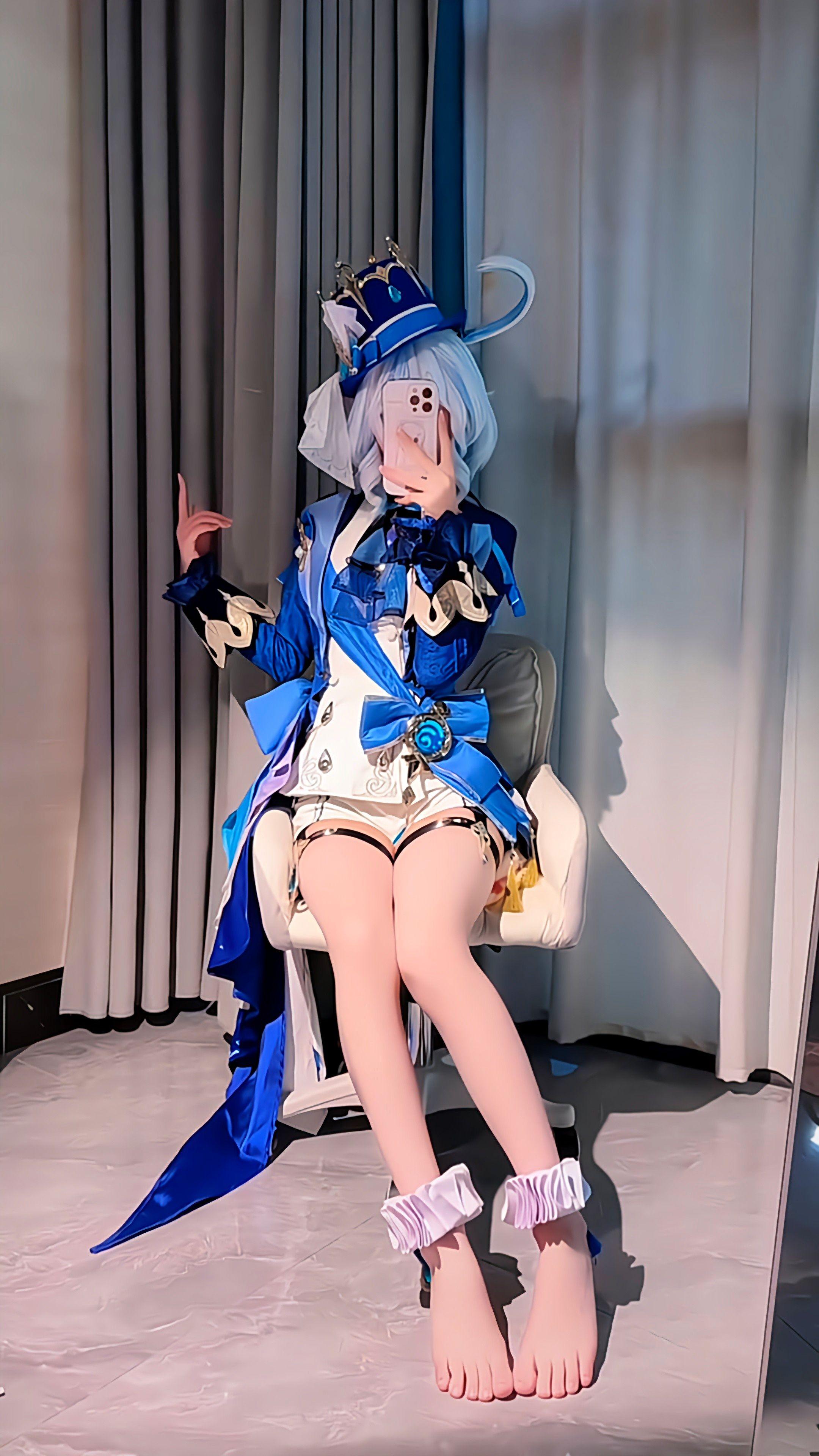 三选一哦。芙宁娜cos