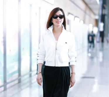 佘诗曼机场这身穿搭，火了！
白色运动外套+黑色阔腿裤，简单到没朋友。
网友直呼：