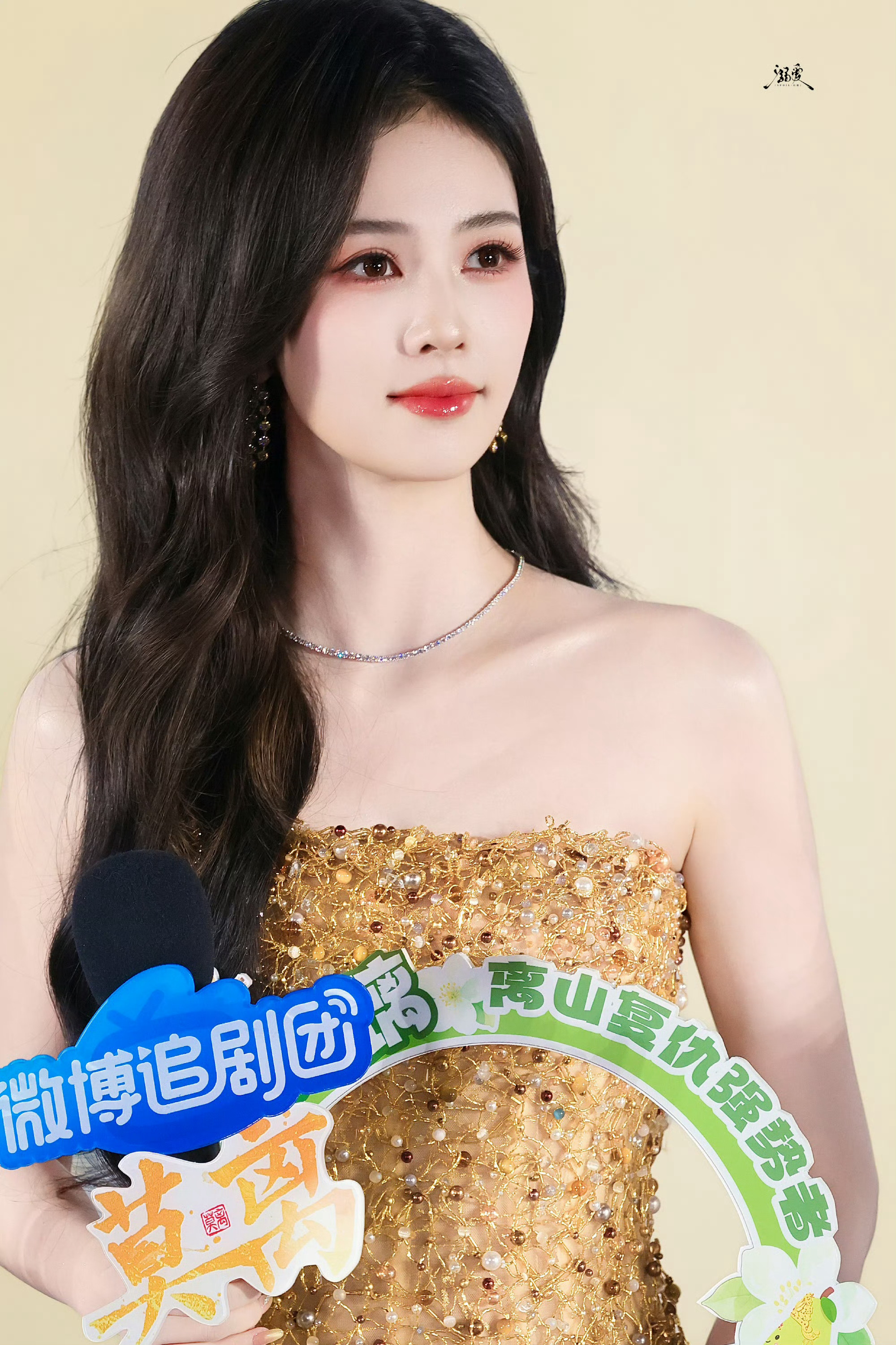 白鹿  你是我所仰望的耀眼星辰，云飘散在时光里，花绽放在时光里，你眨眼，时光在你