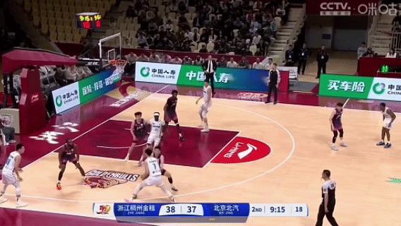 小曾突破给周琦的扣篮，已经是他近期的常规操作了。浙江男篮vs北京男篮曾凡博 ​​