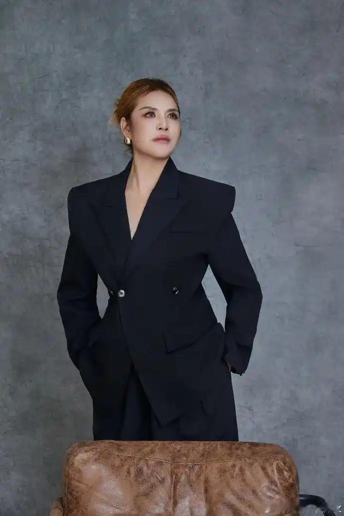 近日，湖北省文旅厅正式认定网络演艺人员那艺娜（本名翟革英）为劣迹艺人，依据相关法