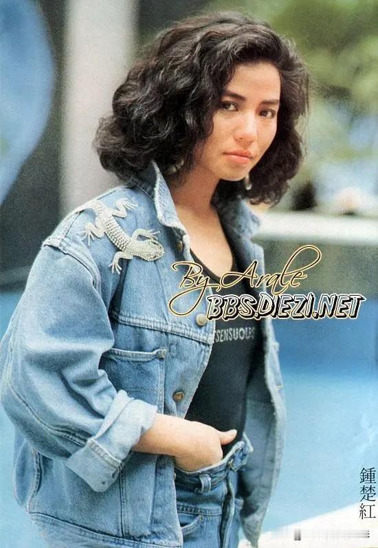 🎆港风美人钟楚红👉一件牛仔衣，一头卷发，红姑把随性与风情揉得恰到好处。原来最