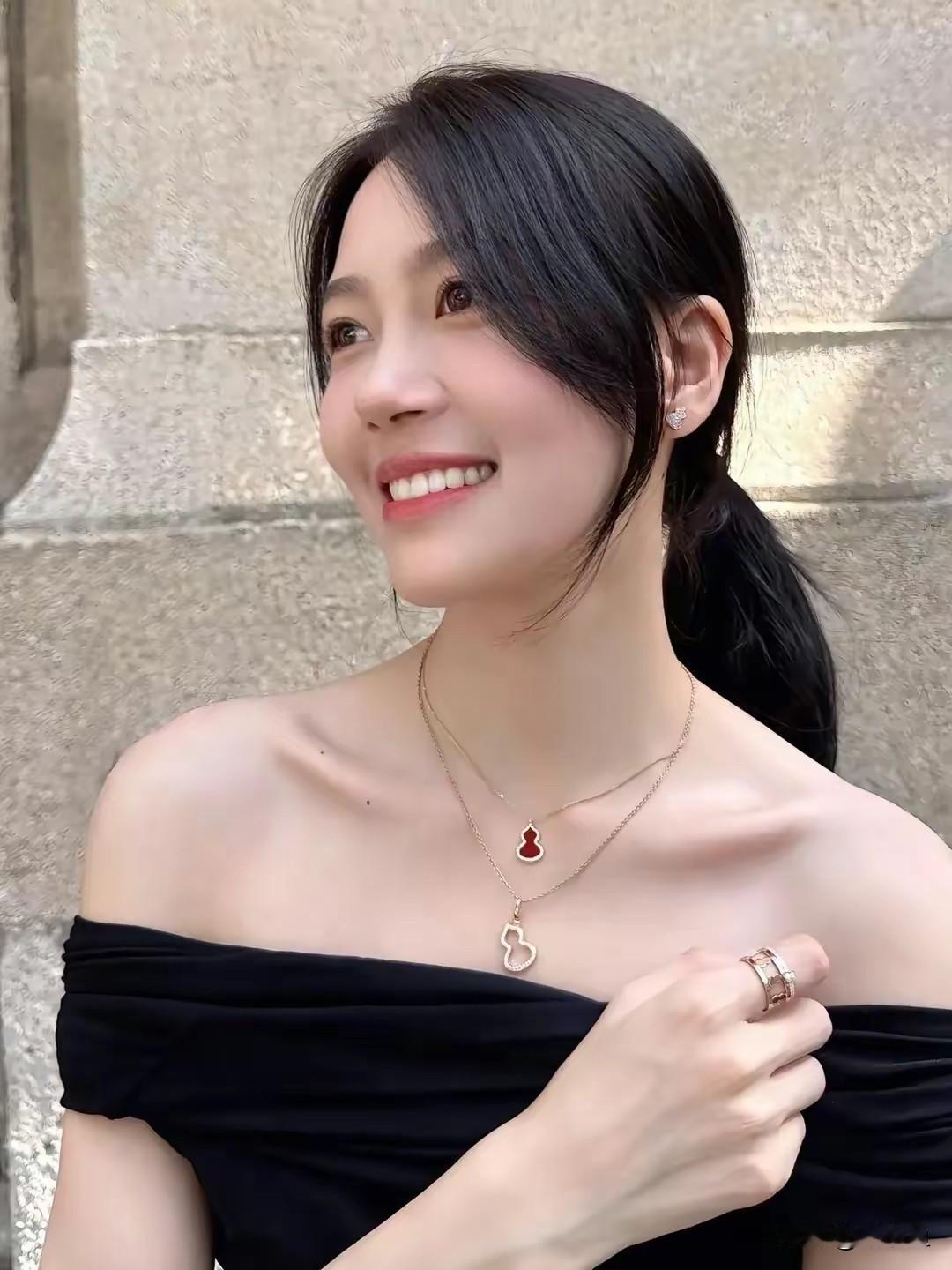 ①因为爱过，所以慈悲，因为懂得，所以宽容。
②行到水穷处，坐看雲起时。
③醉后不