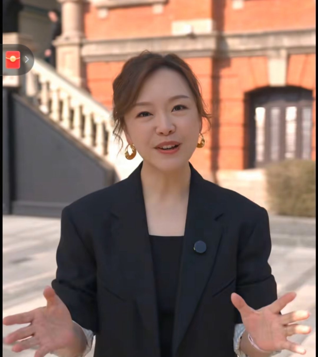 许斐婶把头发扎起来比披散着好看 ​​​