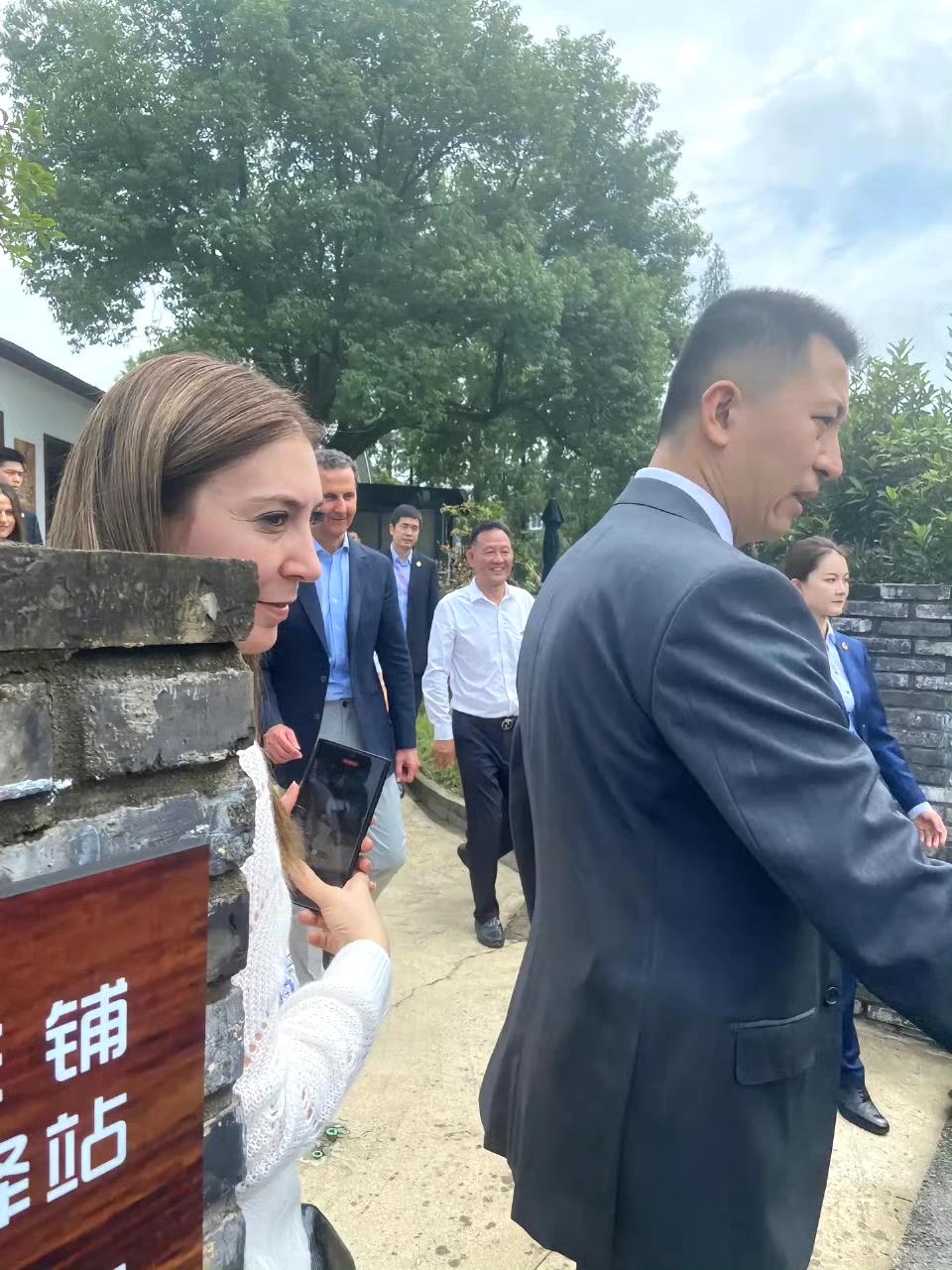 好像近距离看到了叙利亚总统的女儿[灵光一闪]
跟她妈妈长得好像，也是如此高挑美丽