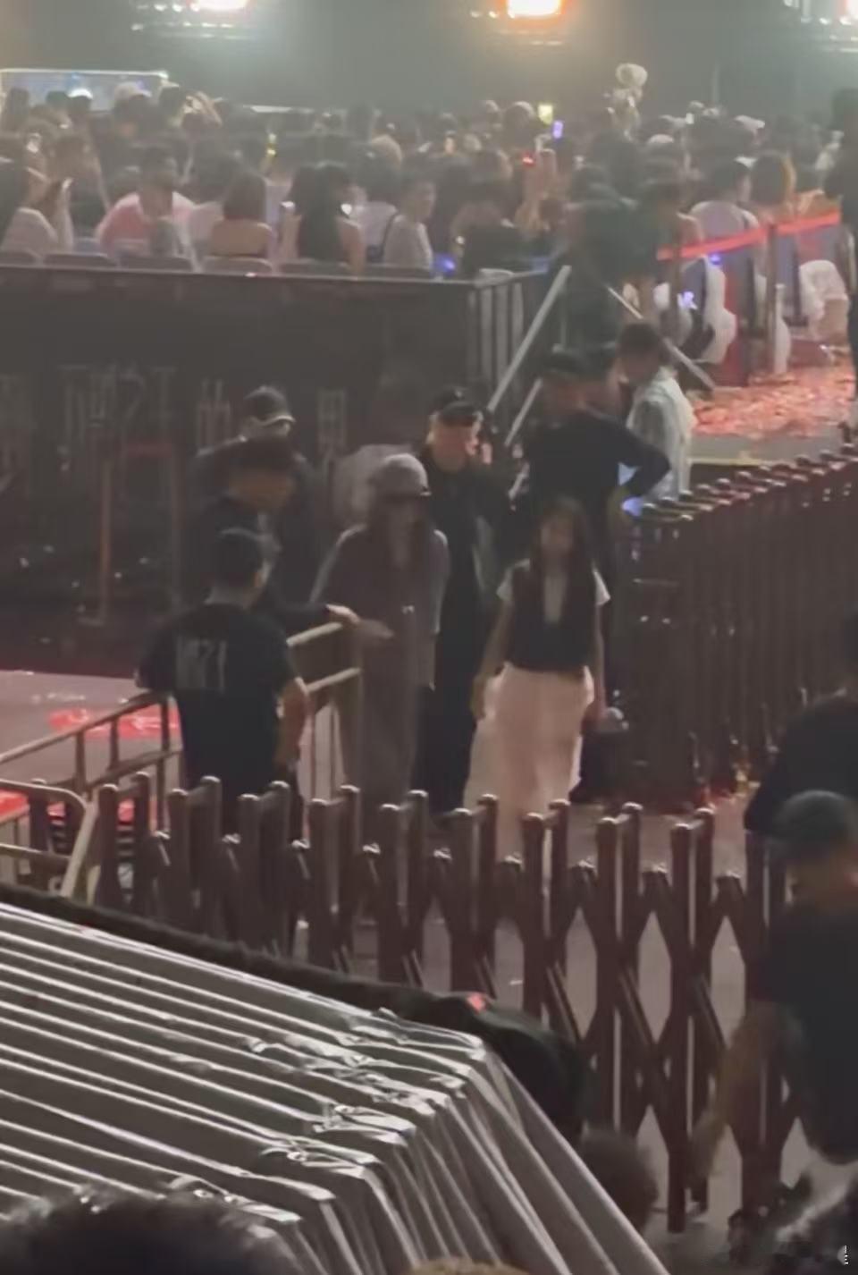 戚薇一家三口看薛之谦演唱会戚薇一家三口去了薛之谦演唱会！戚薇一家三口去了薛之谦演