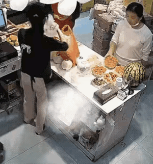 这个口罩女在超市里的举动真是让人目瞪口呆，不仅摔东西、吃东西，还一连三次把柜台上