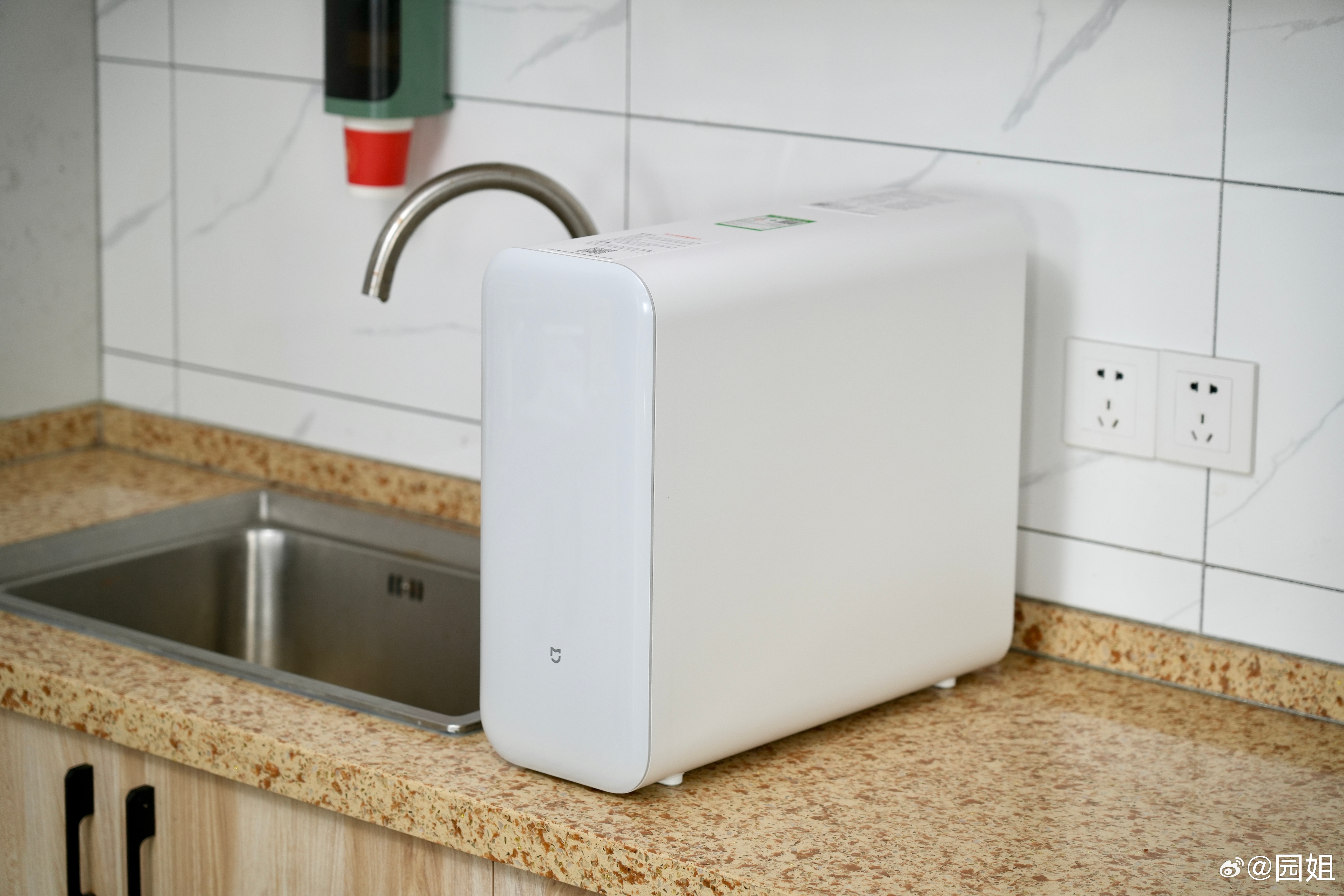 最近给工作室按了一台米家净水器S1 ，平时都是喝桶装水，一年下来也不少钱，这台净