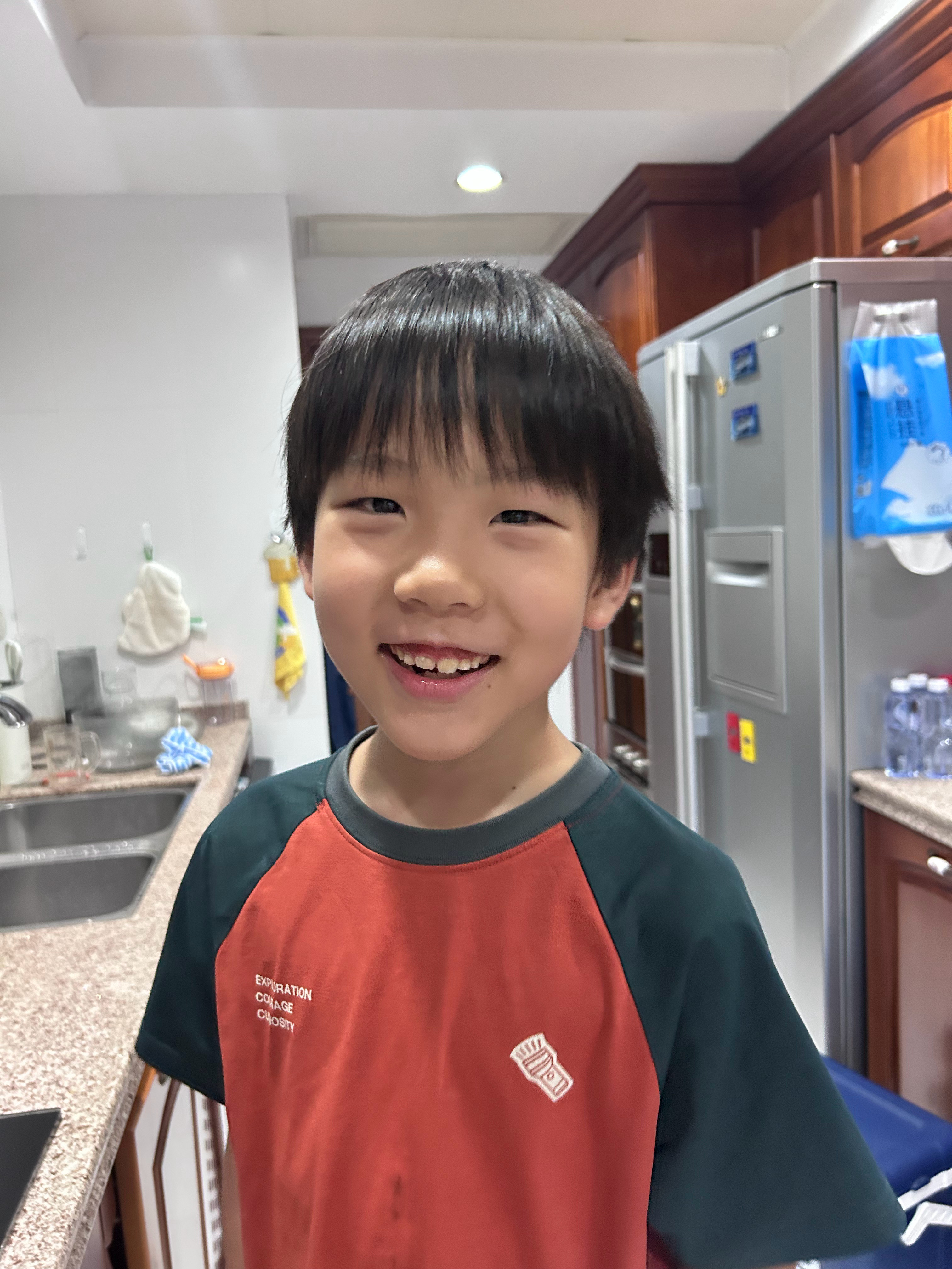 厨房里有炸葱油研制鸡腿奶白菜还有一个很吵的东西 