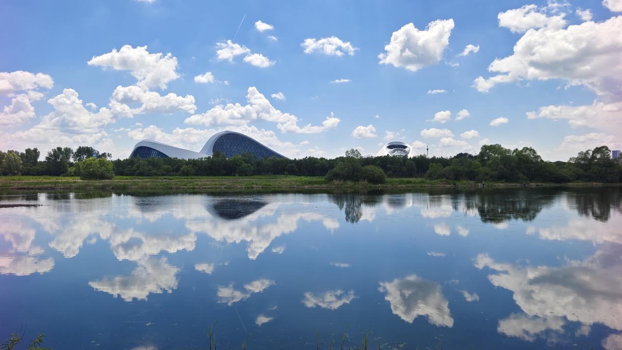 好不容易今天没雨，和小胖坐公交来到江北大剧院。哈尔滨今年夏天来得晚，这些天比东方